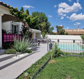 havre de bien-être avec piscine et jacuzzi